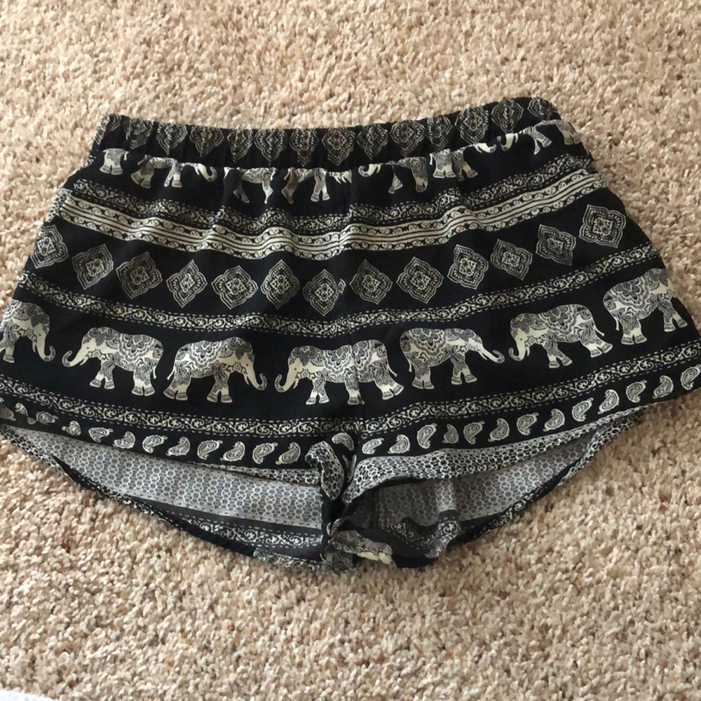 5/$25 • Forever 21 paisley print shorts💜